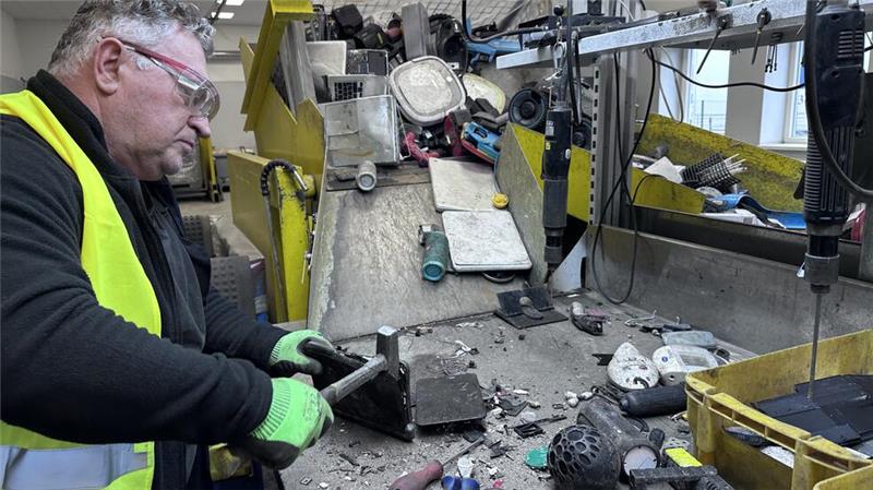 Ist die Gefahr von Großbränden bei Electrocycling jetzt gebannt? Geräte, in denen Akkus verbaut sind, werden aufgebrochen, die Akkus werden entfernt.