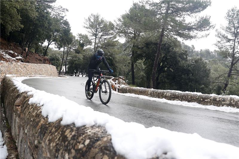 Schnee und Frost auf der Sonneninsel Mallorca Geräumte Straßen in der Serra de Tramuntana. Einige Strecken waren wegen der Schneefälle gesperrt gewesen.