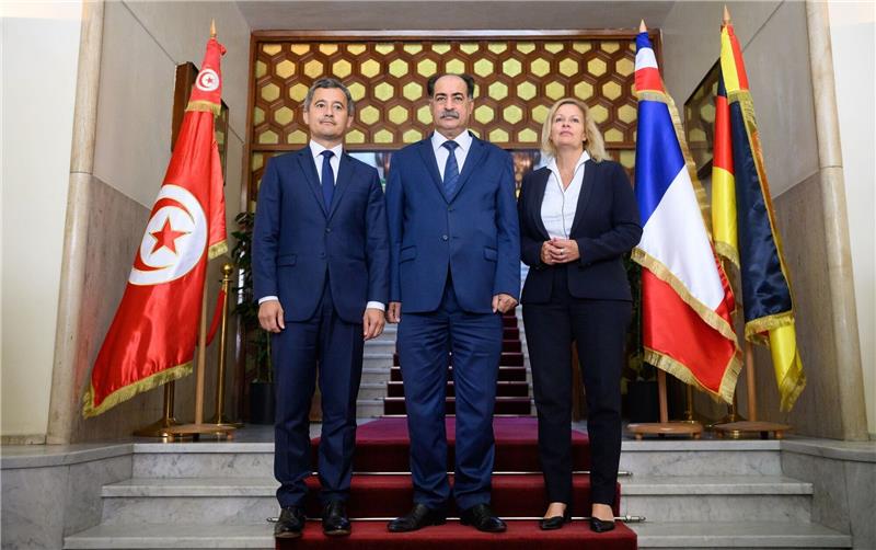 Migration: Faeser bietet Tunesien Kooperation an Gérald Darmanin (l-r), Kamel Fekih und Nancy Faeser in Tunis.