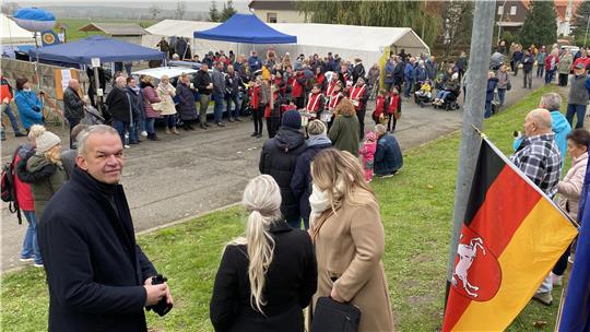 Gerald Fröhlich, Bürgermeister der Gemeinde Nordharz (vorn), bedankt sich bei den Vereinen, die sich am Grenzöffnungsfest beteiligen.
