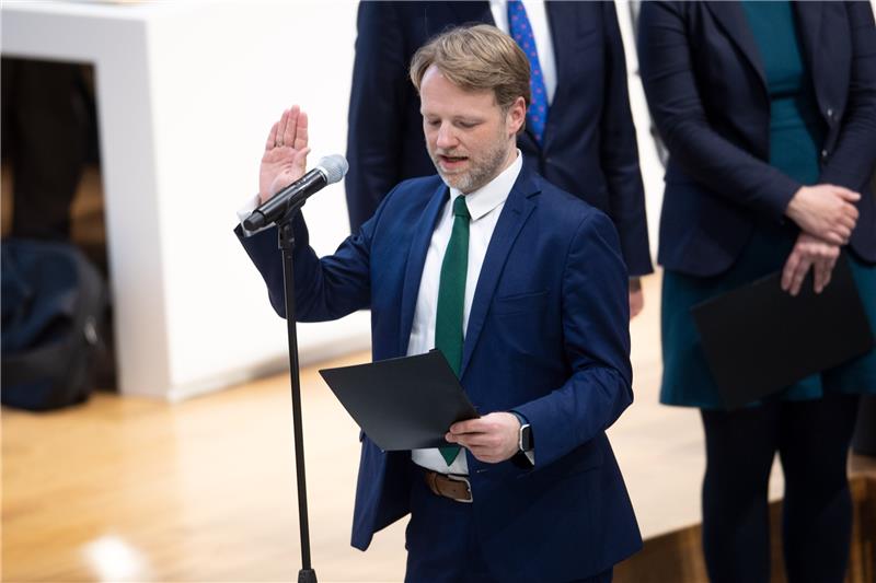 2,9 Milliarden Euro Nachtrag: Paket soll Krise mildern Gerald Heere (Grüne), Finanzminister, am 8. November bei der Vereidigung im niedersächsischen Landtag. Foto: Sina Schuldt/dpa