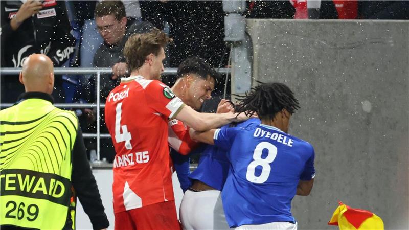 Gerangel von Spielern beider Teams nach der Partie.