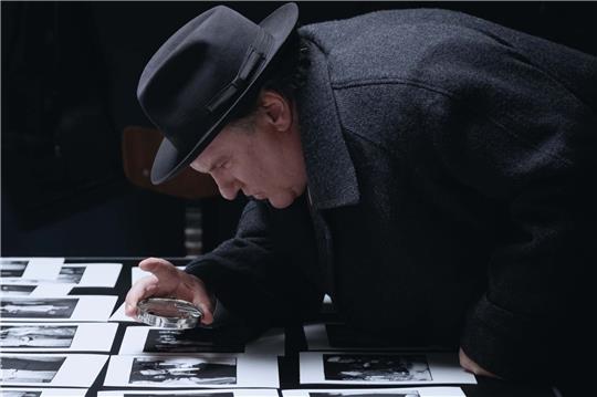 Gérard Depardieu muss als Maigret einen Kriminalfall lösen.