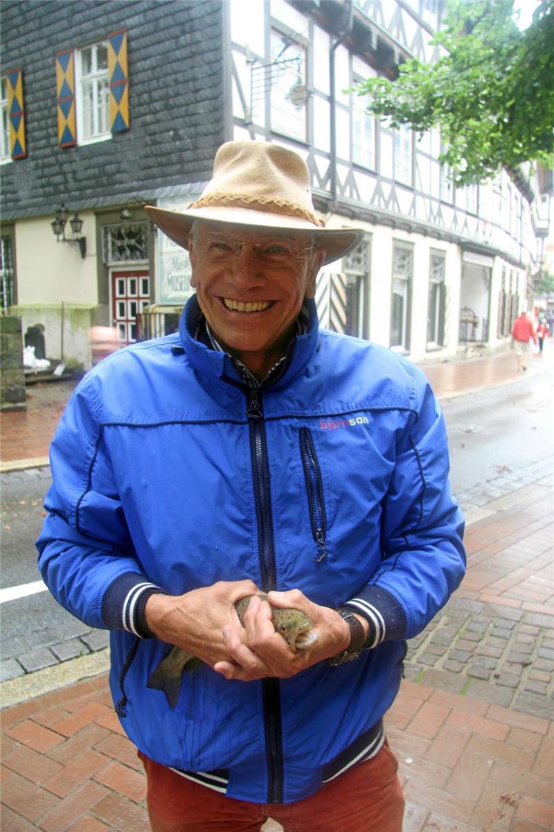 Gerd Borkenhagen hat einen Fisch auf der Marktstraße gefunden.