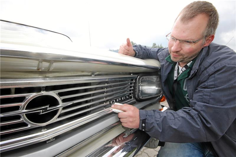 Gerd Frevert von den Alt-Opel-Freunden pflegt noch einmal behutsam den Kühlergrill, bevor die Ausfahrt weitergeht. Die Zuverlässigkeit und der Charme der Oldtimer haben es ihm angetan.  Fotos: Gereke