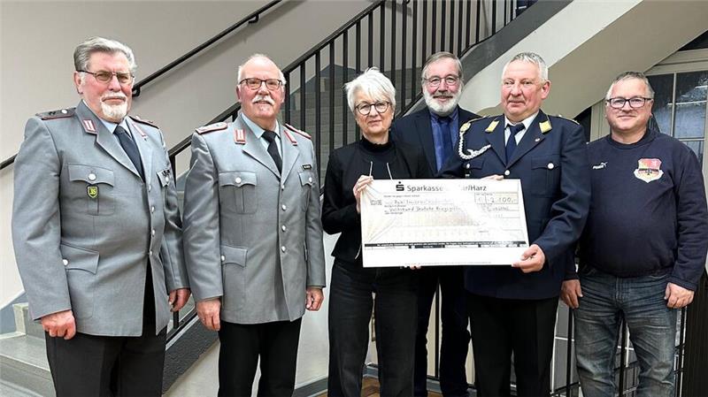 2100 Euro Spenden für Kriegsgräberfürsorge Gerd Lippelt, Harald Nielebock, Landrätin Christiana Steinbrügge, Karl-Heinz Müller, Frank Lazar, und Frank Peinemann (v.l.) kamen zur Scheckübergabe.
