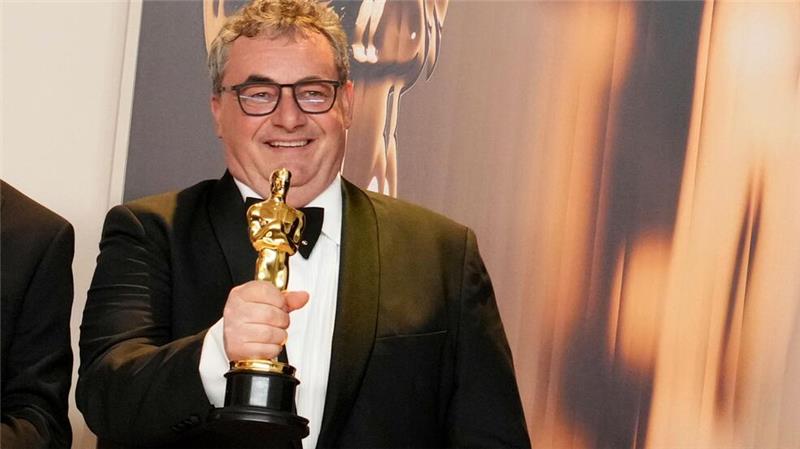 Gerd Nefzer gewinnt dritten Oscar - kommt auf den Kachelofen Gerd Nefzer freut sich im Presseraum der Oscarverleihung über seine erneute Auszeichnung.