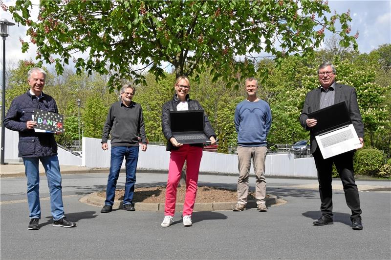 Gerd Niehus, Henning Stieler, Dr. Anke Gabriel, Sebastian Mewes und Burkhard Siebert (v. li.) präsentieren die gespendeten Laptops Foto: Hildebrand