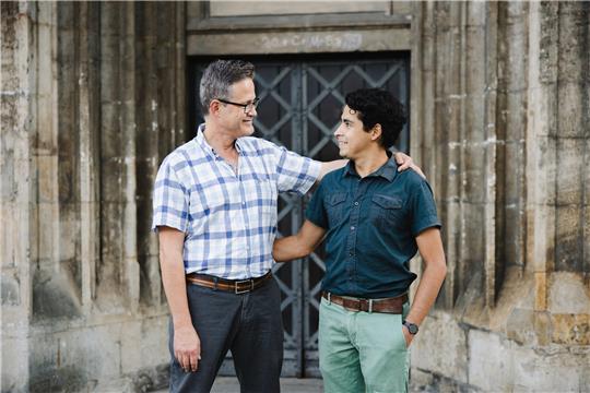 Gerd-Peter Münden (li.) und sein Mann Esteban Builes-Münden stehen vor dem Braunschweiger Dom. Foto: Ole Spata / dpa