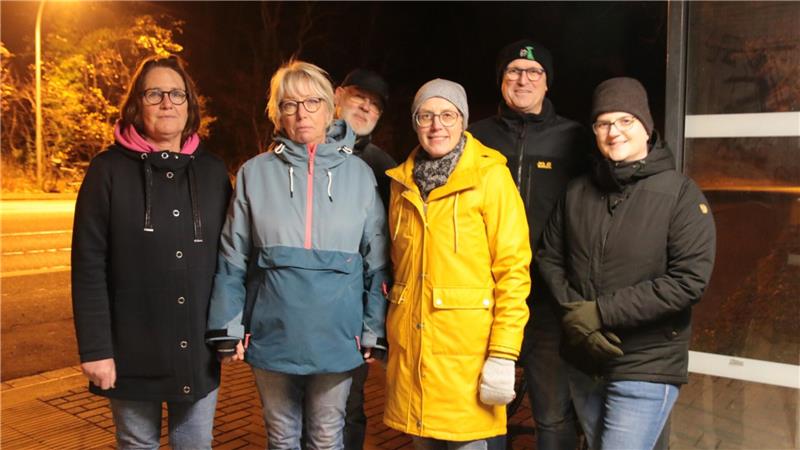 Sechs Personen, die sich für den Krötenschutz einsetzen 