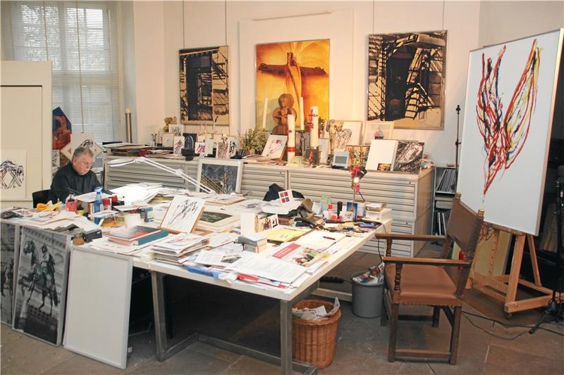 Gerd Winner in seinem Lieblingsraum: Der große Tisch bietet Platz für zwei Arbeitsplätze, seine Werke füllen den Raum. Fotos: Kühlewind