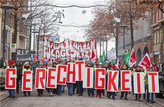 «Gerechtigkeit» - Teilnehmer ziehen beim «Stadtstaatenstreik» durch die Hamburger Mönckebergstraße.