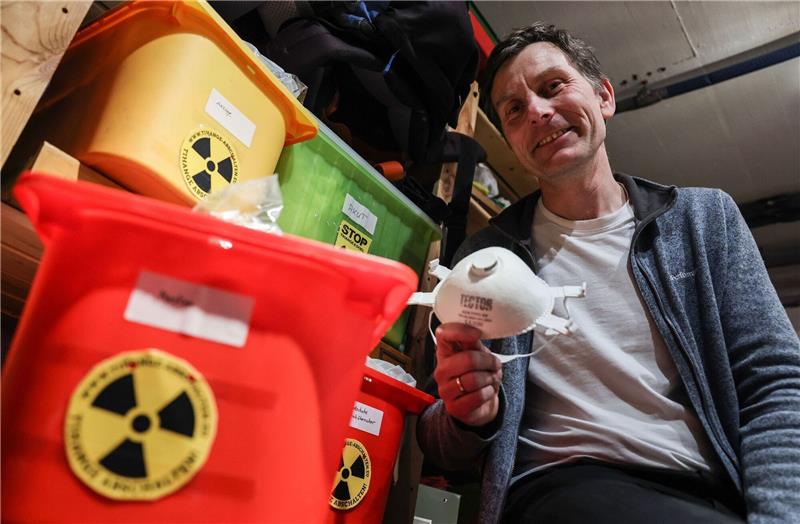 „Das war's” - Deutschland und die Atomkraft Gereon Hermens, Anti-Atomkraft-Aktivist, sitzt in seinem Keller neben Kisten mit Schutzausrüstungen.