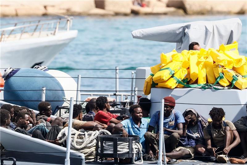 Erneut erreichen Hunderte Bootsmigranten Lampedusa Gerettete Migranten am Montag auf einem Boot im Hafen der Insel Lampedusa.