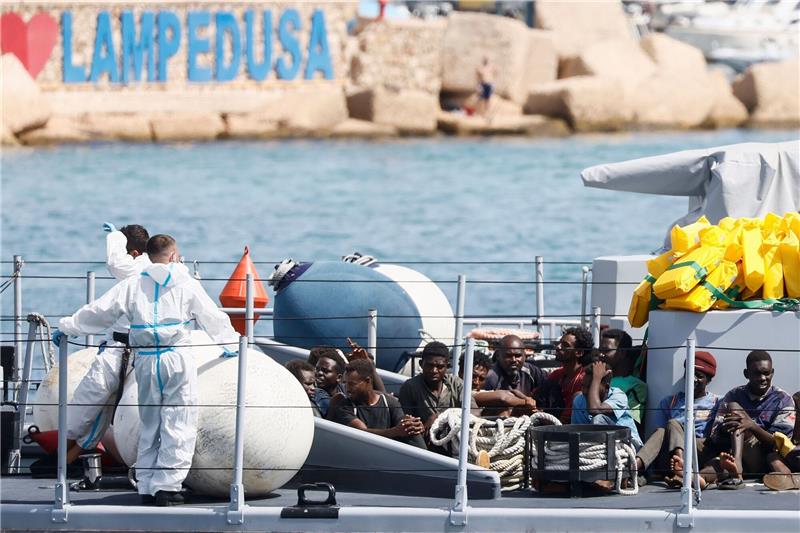 EVP-Chef Weber sieht Europa in einer neuen Migrationskrise Gerettete Migranten im Hafen der italienischen Insel Lampedusa. Die Ankunft Tausender Bootsmigranten in kurzer Zeit hat die Insel an ihre Grenzen gebracht.