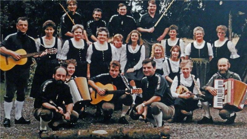 Gerhard Böhm (kniend, links) ist von Anfang an dabei. Das Bild ist in den 1970er Jahren an der Köthe von der Heimatgruppe entstanden. Die Mitglieder tragen Brauchtumskleidung. 