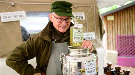Gerhard Bosselmann zeigt seinen Sommer-Gin, der unter anderem aus Heidekrautblüten besteht. 