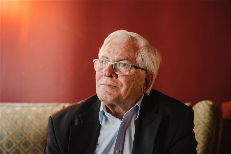 Gerhard Glogowski sitzt in einem Cafe in der Braunschweiger Innenstadt.