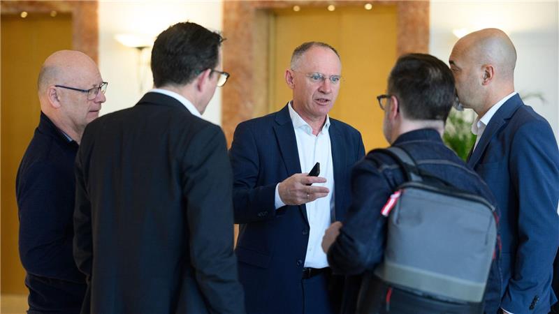 Faeser bricht Reise nach Damaskus wegen Terrorwarnung ab Gerhard Karner (ÖVP), Innenminister von Österreich, unterhält sich im Hotel in Amman mit Delegationsteilnehmern. Er wollte ursprünglich gemeinsam mit der geschäftsführenden Bundesinnenministerin, Nancy Faeser (SPD), nach Damaskus reisen - auch um ein Signal an syrische Flüchtlinge in Österreich zu senden.