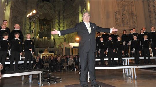 Gerhard Schmidt-Gaden, der Gründer des Tölzer Knabenchors, bei einem Konzert im Jahre 2010. Nun ist der Dirigent im Alter von 88 Jahren gestorben. (Archivbild)