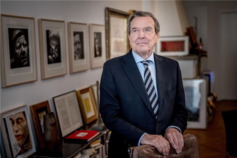 Schröder: SPD hat den Kompass verloren Gerhard Schröder (SPD), Bundeskanzler von 1998 bis 2005, aufgenommen in seiner Kanzlei.