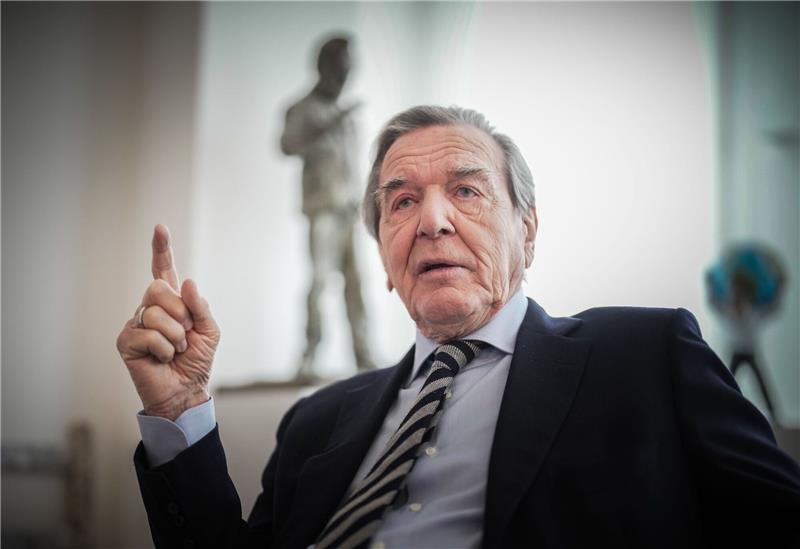 Gerhard Schröder (SPD) ist seit seiner Kanzlerschaft von 1998 bis 2005 mit Russlands Präsident Wladimir Putin befreundet.