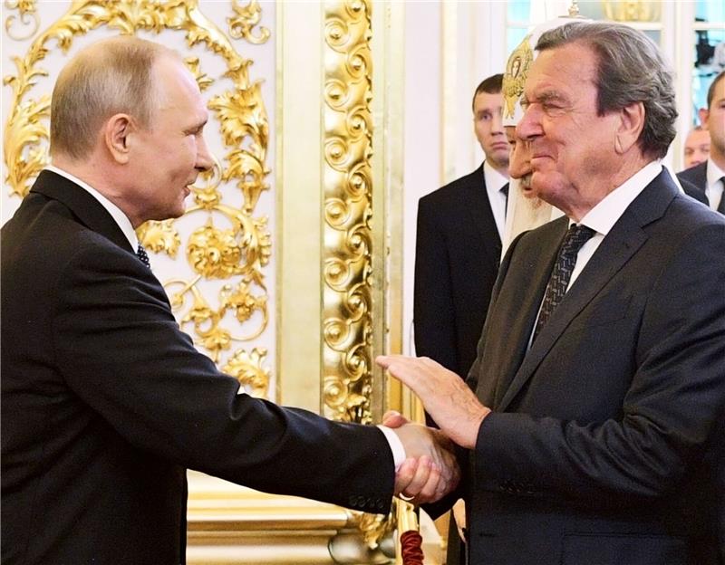 Gerhard Schröder (r), ehemaliger Bundeskanzler, mit Wladimir Putin (l), Präsident von Russland.