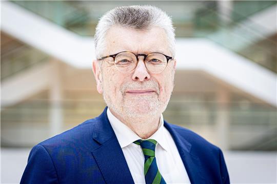 Gerhard Wegner, niedersächsischer Antisemitismusbeauftragter, steht im Landtag.