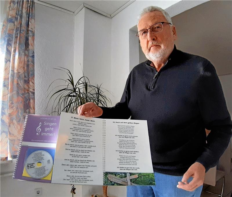 An zwei Tagen zum Singen in die Wandelhalle Gerhard Wrazidlo mit seinem Liederbuch, dem eine Begleit-CD beiliegt. Foto: Potthast