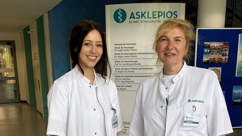 Geriatrie-Chefärztin Olga Magdea (r.) mit Assistenzärztin Lynn Sophie Vollborn, die sich in der Schildautal-Klinik in Seesen zur Fachärztin für Allgemeinmedizin weiterbildet.