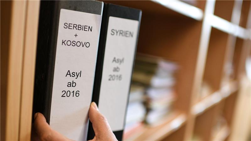 Gerichtliche Asylklageverfahren dauerten zuletzt im Schnitt 16,6 Monate. In Eilverfahren entschieden die Gerichte innerhalb von 32 bis 38 Tagen. Anhängig waren bundesweit zuletzt rund 136.000 Asylklagen. (Symbolbild)