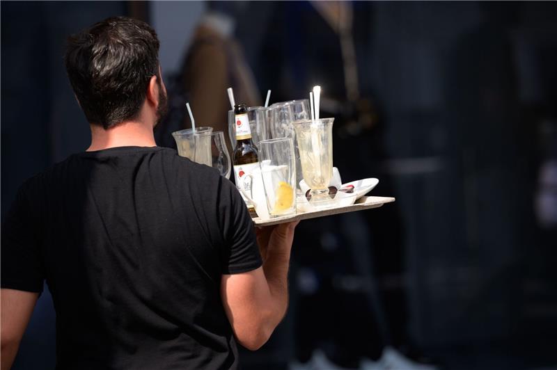 Unter 50 Prozent in tarifgebundenen Betrieben beschäftigt Geringe Tarifbindungsquoten gibt es unter anderem im Gastgewerbe (20 Prozent).