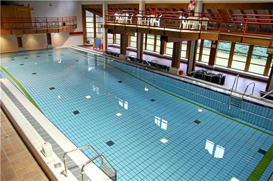 Geringfügig reduziert: Statt 29 Grad Celsius beträgt die Wassertemperatur im Sportbecken des Hallenbads nur noch zwischen 27 und 28 Grad. Foto: GZ-Archiv