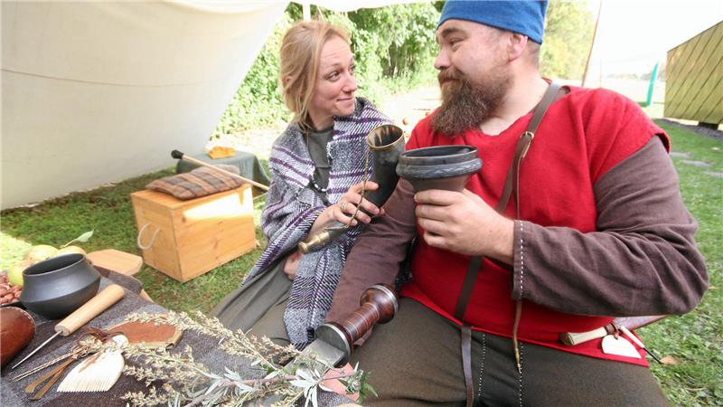 Germanen-Lager am Harzhorn: Jennifer Lange und Florian Raabe stoßen an.