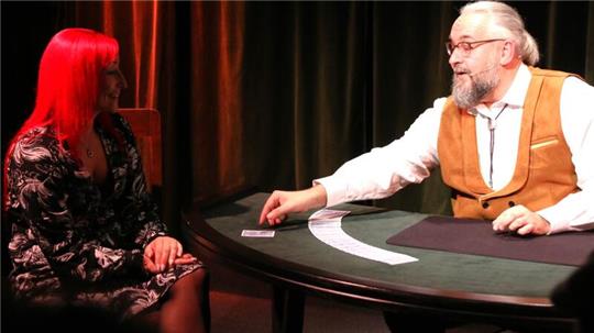 Gerne bezieht „Trickbetrüger“ Marco Assmann das Publikum in seine Show mit ein.