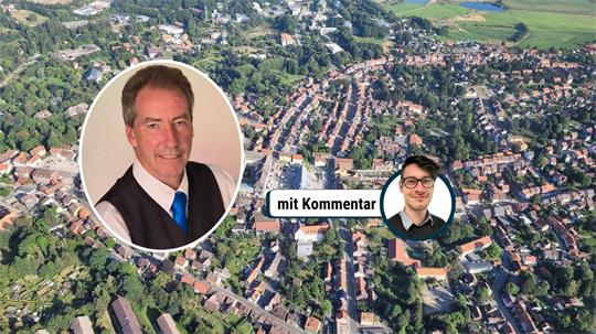 Luftaufnahme von Clausthal-Zellerfeld mit vielen Häusern und Straßen sowie einem eingefügten Porträt eines Mannes mit Hemd, Weste und blauer Krawatte.