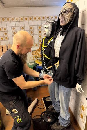 So wird aus einem fröhlichen Jugendtreff ein Ort des Grauens Gero Laube legt letzte Hand an seine selbstgebauten Geister.