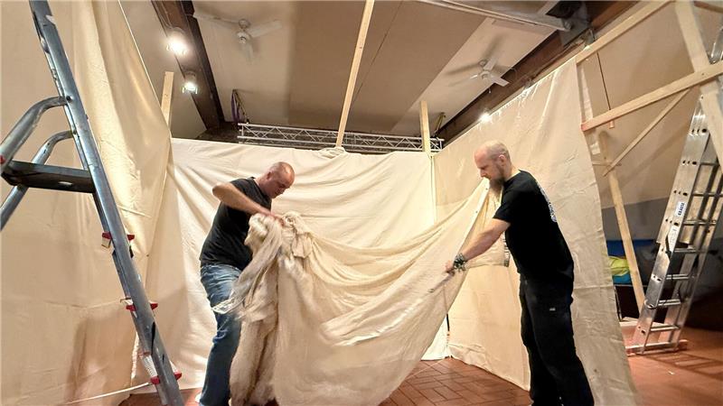 So wird aus einem fröhlichen Jugendtreff ein Ort des Grauens Gero Laube (r.) und Florian Hinz machen aus dem Jugendtreff mit Latten und Lacken eine Geisterbahn.