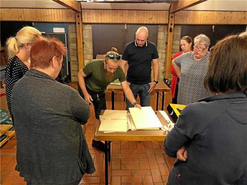 Gero Laube und Alex Trommer (Mitte) zeigen den Frauen des St.-Nicolai-Chores im Jugendtreff, wie die einzelnen Teile der mobilen Trommeln zusammengebaut werden können. Foto: Privat