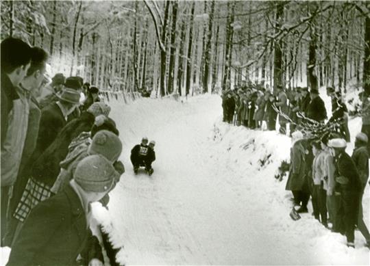 Gerodelt wurde noch im Sitzen: Ein Rennen im Jahr 1960 auf der Bad Harzburger Bahn im Kalten Tal zwischen Molkenhaus und Sennhütte. Foto: Ahrens-Archiv