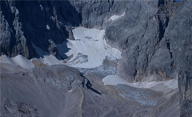 Gletscher vor dem Abschmelzen - Atempause im „Sterbeprozess” Geröll und Schneereste liegen auf dem Höllentalferner unterhalb der Zugspitze.