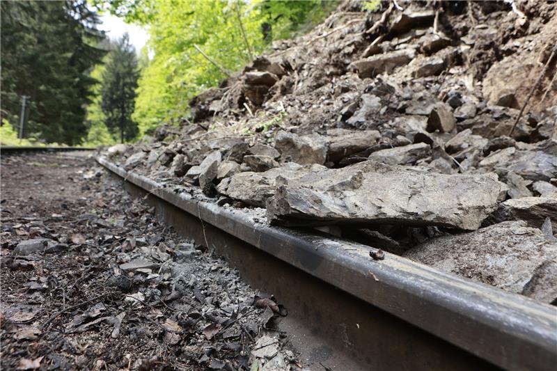 Erdrutsch behindert Bahnverkehr zum Brocken Geröllmassen liegen am Bahngleis der Harzer Schmalspurbahnen GmbH HSB. Foto: picture alliance/dpa | Matthias Bein