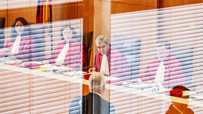 Darf Bayerns Polizei mehr als das Grundgesetz erlaubt? Gerügt wurden laut Gerichtspräsident Stephan Harbarth Verstöße gegen eine Vielzahl von Grundrechten.