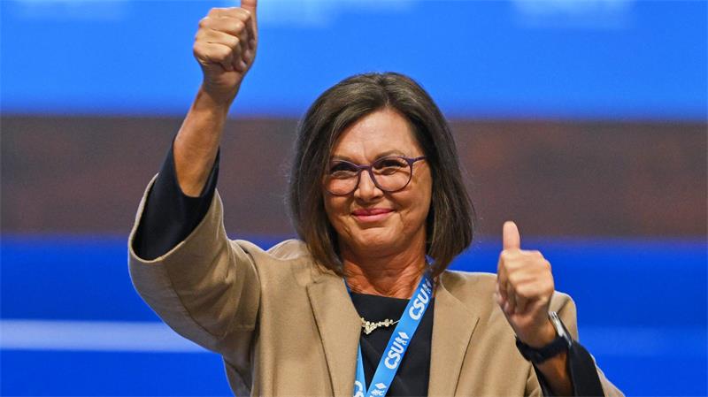 Gerührt und froh reagierte Ilse Aigner auf dem Parteitag auf den großen Rückhalt. Die 61-Jährige wird derzeit als Kandidatin der Union für das Amt des Bundespräsidenten gehandelt. 