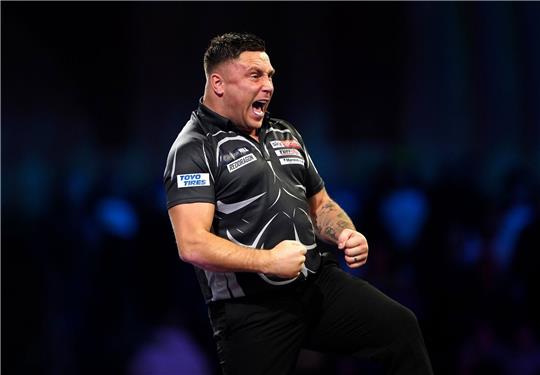 Gerwyn Price jubelt während des Spiels.