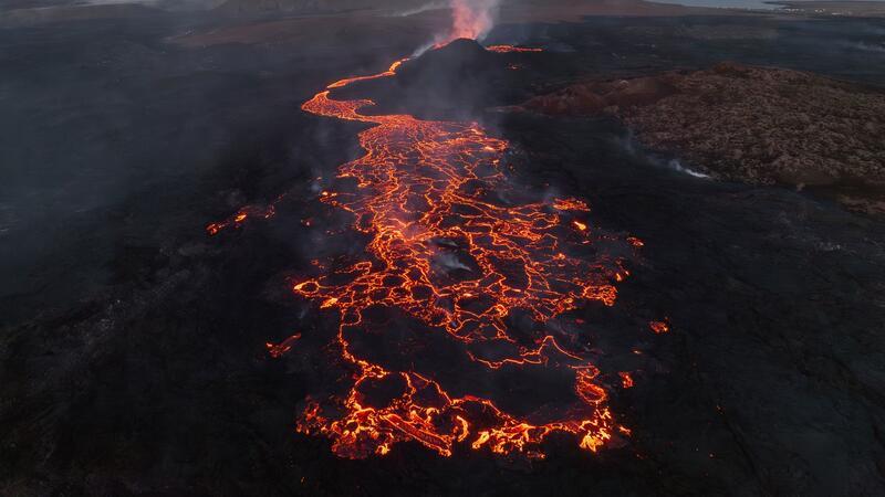 Gesamtansicht der Eruptionsstelle des Vulkans.