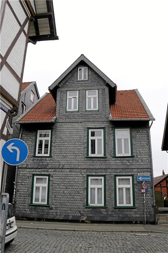 Gesamtansicht des Hauses in der Springerstraße mit seinen neun Fenstern. Acht Fenster dürfen laut Entscheidung des Denkmalschutzes saniert werden. Foto: Hartmann