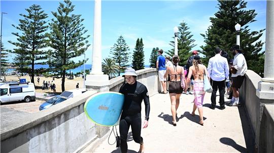 Gesamtansicht des Tatorts am Bondi Beach in Sydney, nachdem der für die Öffentlichkeit zugänglich gemacht wird.