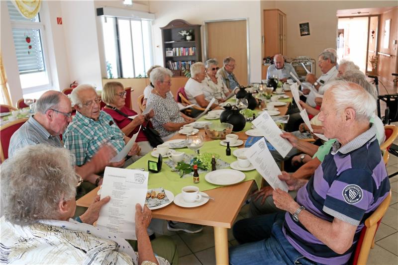 Gesang und Geschichten op Platt: Die Gruppe trifft sich im Seniorenheim Neiletal in Lutter. Foto: Hartmann