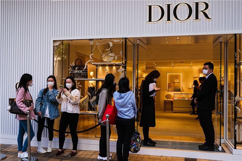 Weltweiter Luxusmarkt wächst kräftig Geschäft der Luxusmodemarke «Dior» im Einkaufsviertel Tsim Sha Tsui in Homgkong.